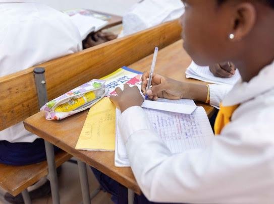 NOS PROGRAMMES Eleve du college en classe